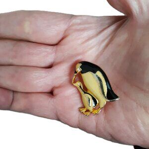 Penguin Broach With Baby Enamel Clear Stone Eyes